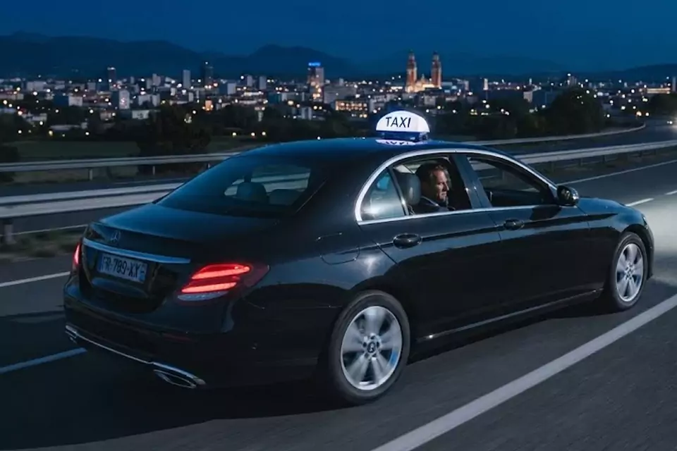 Taxi Lille Wormhout : berline noire de taxi roulant de nuit sur l’autoroute