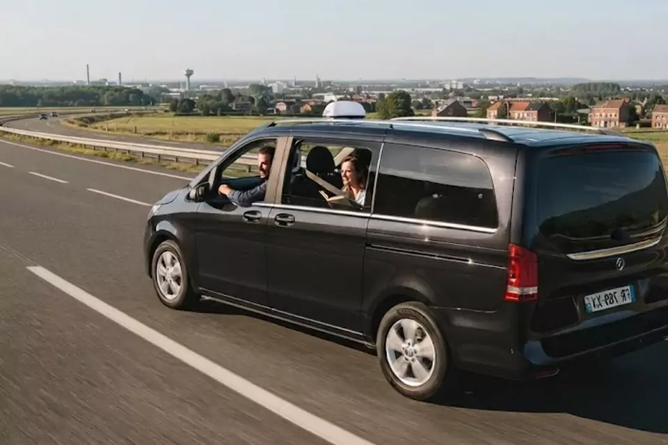 Taxi Lille Ypres : van noir de taxi sur l’autoroute dans les Hauts-de-France