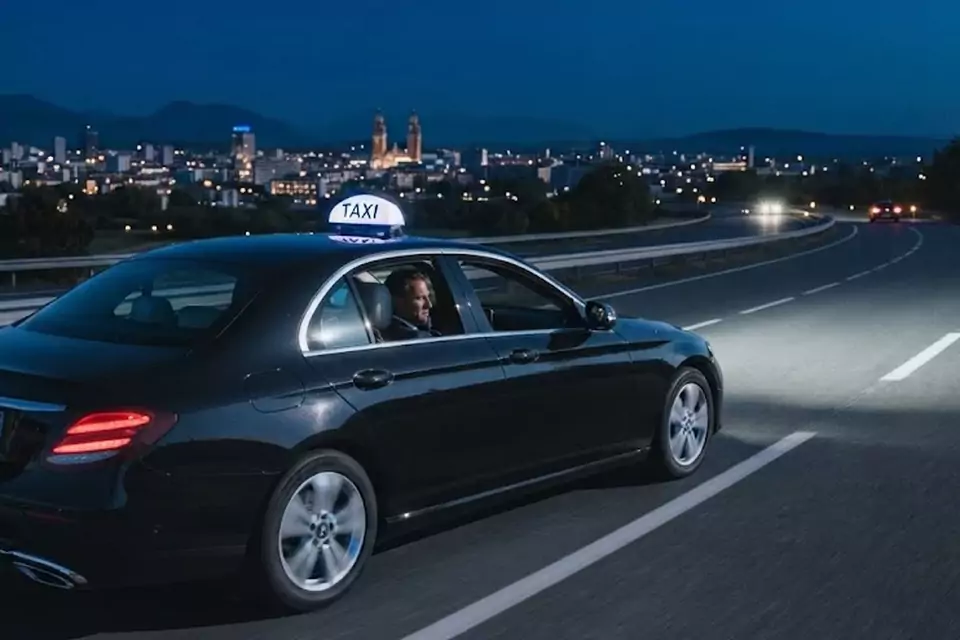 Taxi Lille Zuydcoote : berline noire de taxi roulant de nuit sur l’autoroute